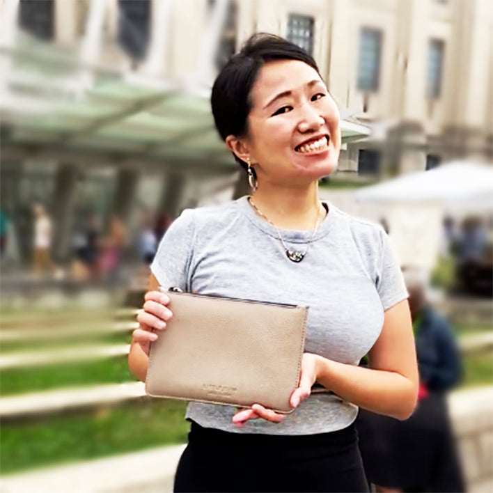 ★25SS★Kith Women Leather Apple Pouch Kith Women Leather Apple Pouch - Newt – Kith Europe